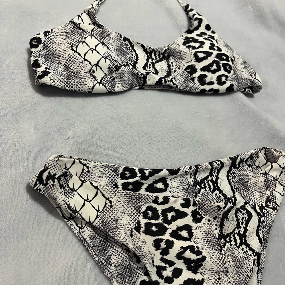 Bikini - Picture 2 of 3